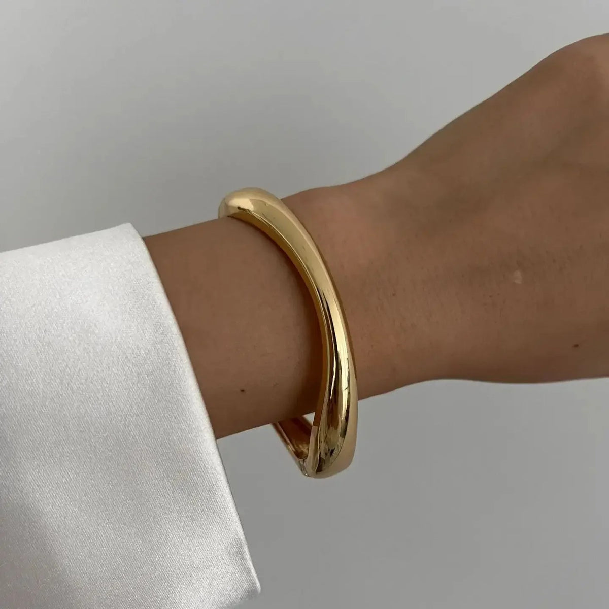 Vintage Sculpted Cuff Bracelet – Bold Gold & Silver Statement Jewelry