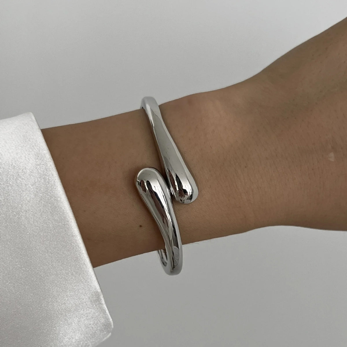 Vintage Sculpted Cuff Bracelet – Bold Gold & Silver Statement Jewelry